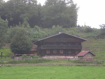 Die jungen Lohberger Schuhplatter bereiten sich für das Fest "Gemma ins Dorf" am 29. Juni vor